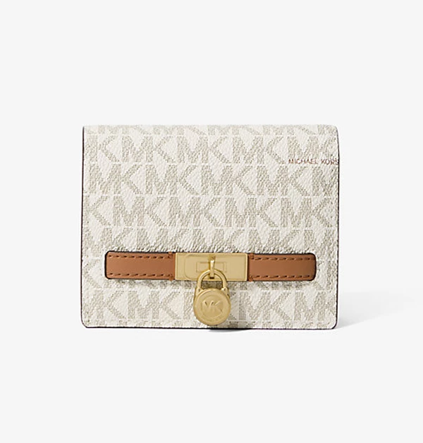 這款副牌Michael Michael Kors（MMK）Logo零錢包，是許多人犒賞媽媽時的首選輕奢入門款，作為入門級精品，它的做工同樣精緻耐用，帆布材質不僅輕便且不易刮傷，小巧的體積能完美收納零錢與卡片。這款零錢小包，非常適合平時穿搭風格較為美式簡約或都會女性範兒的媽媽，不僅能輕鬆融入日常，更能讓每次拿取錢包時，都擁有一份精緻的儀式感。（商品價格約：NTD 4,600）