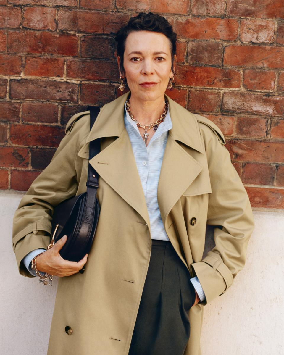 以《王冠》、《真寵》等作品受人喜愛的英國演員 Olivia Colman，在一次搭配中運用橫條紋襯衫、打折西裝褲基底，搭配品牌經典風衣，呈現出絕佳的好氣質