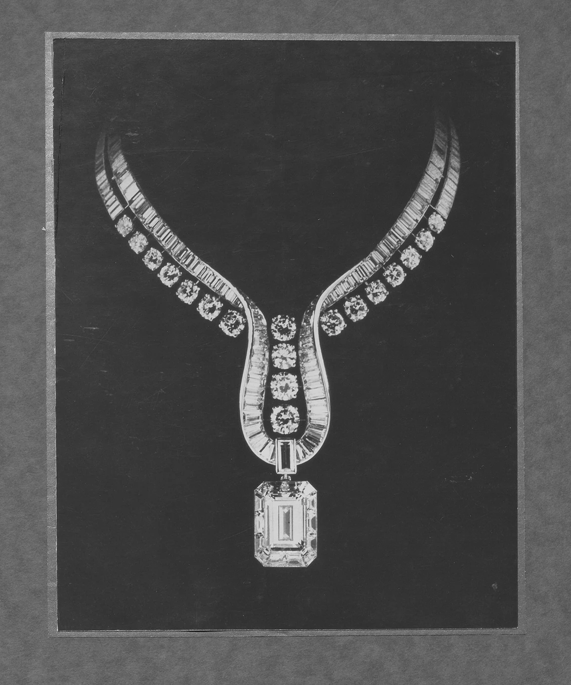 十九世紀末，巴黎和平街（rue de la Paix）匯聚了眾多珠寶與時裝品牌，這條繁忙街道一路延伸，通往當時仍顯靜謐的住宅廣場──Place Vendôme 芳登廣場。這裡是巴黎時髦仕女每日往返杜樂麗花園（Jardin des Tuileries）的必經之路。也因此，當多數商人仍選擇在人潮最密集的街區設點時，寶詩龍先生卻在這條動線與光線交會之處，看見了不同於眾人的可能。1893年，他率先進駐芳登廣場26號。此處一整日灑落的自然光，讓櫥窗中的珍貴寶石得以在無需修飾的狀態下，展現最真實的光彩。這個極具前瞻性的選擇，後來成為高級珠寶產業的關鍵轉折，眾多品牌相繼進駐，也讓芳登廣場逐步成為頂級奢侈的象徵。今年的首件作品〈The Address〉，正是對這個歷史性決定的當代回望。項鍊輪廓取自芳登廣場標誌性的八角形結構，白金與鑽石的單色純粹，對比深邃黑色漆面，彷彿將建築的理性秩序，轉化為一件可隨身體起伏的珠寶作品。它看似冷靜，卻擁有高度柔軟的佩戴結構，而這正是世家一貫的美學理念：在理性與感性之間，取得恰到好處的平衡。