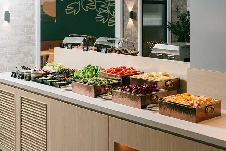 TOK牛排屋舒活自助吧精選18種以上新鮮時旬蔬果。