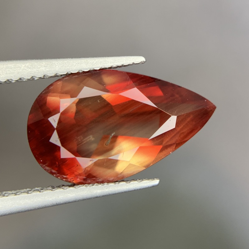 安德森石是長石家族中的一員，紅色品種帶著獨特的橘紅至酒紅色澤。它常被誤認為紅寶石或尖晶石，但其色調更溫暖柔和。由於產地稀少，紅色安德森石在市場上相對珍罕，逐漸成為藏家關注的新星。