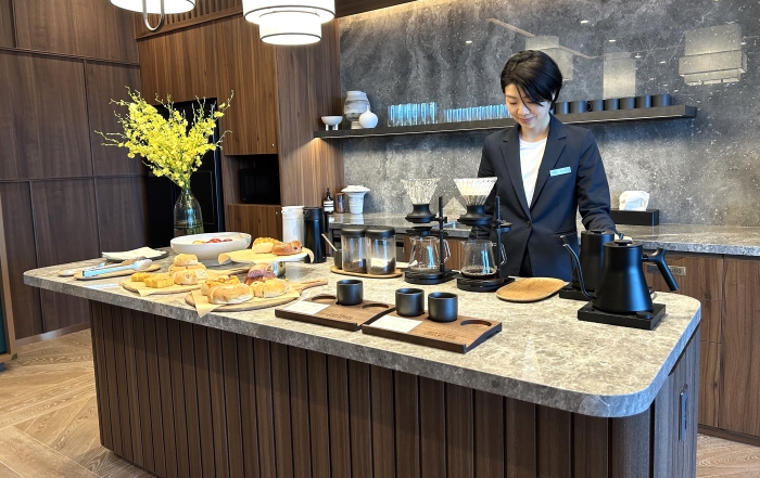 JustCo THE COLLECTIVE 共享辦公室配備升降桌＋人體工學椅，每日提供早餐還有駐點調酒師