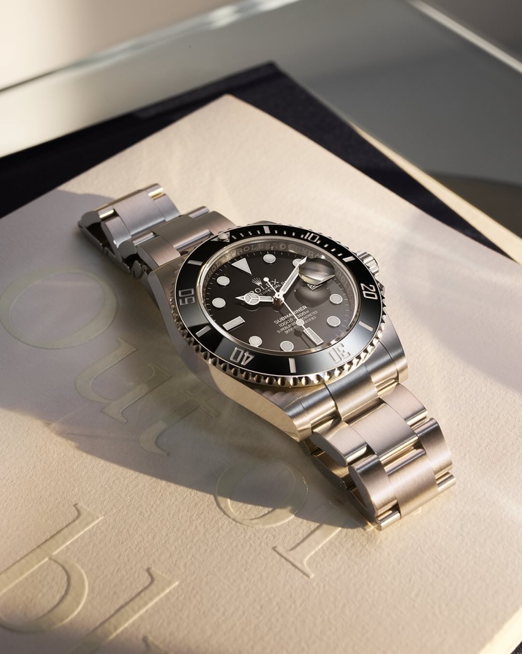 Rolex 熱門錶款原本在全球市場就供不應求，如今更因排外條款而變得難上加難。外國遊客即便到店詢問，也會被店員婉拒，免談的態度毫不含糊。