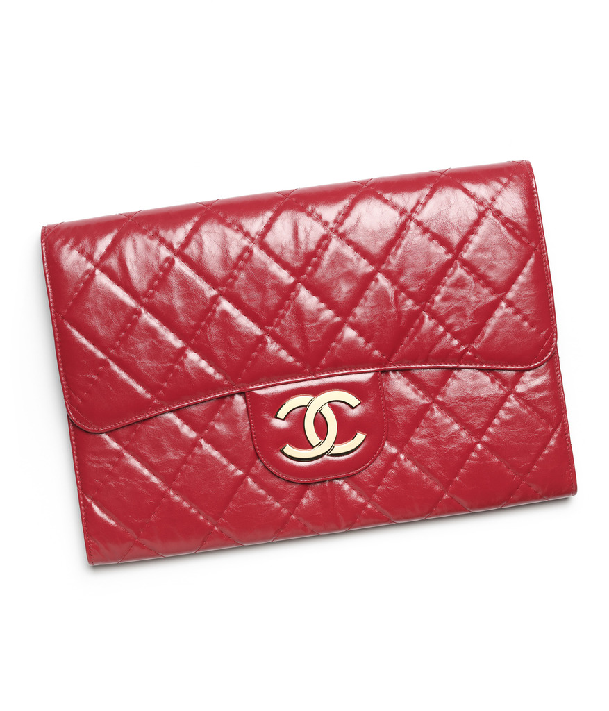 在本季設計團隊放大了許品牌符碼，這款手拿包運用超大的菱格紋衍縫以及雙 C Logo 呈現，將其包款以更為個性的方式展現。（價格店洽）