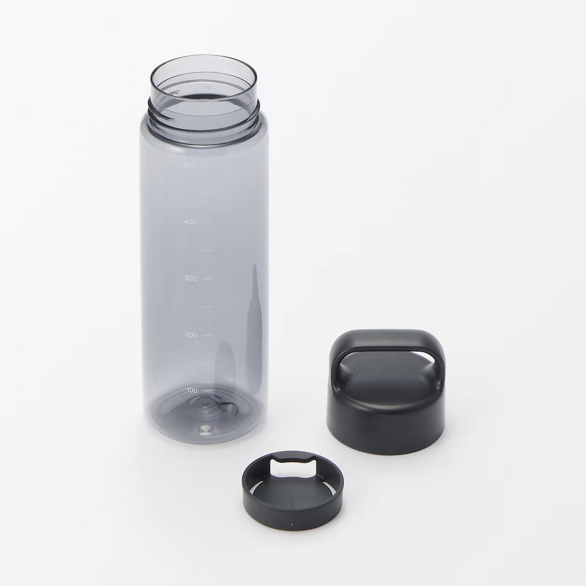 「上蓋可提水壺」實用細節一次到位。瓶身採加厚材質，耐用卻依舊輕巧，搭配上蓋提把設計，外出攜帶更方便。