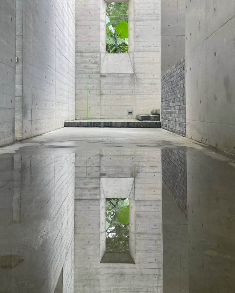 這座私人美術館以「當代寫實藝術」為核心，除了持續規劃展覽之外，更積極推動台灣本土寫實藝術的學術研究。