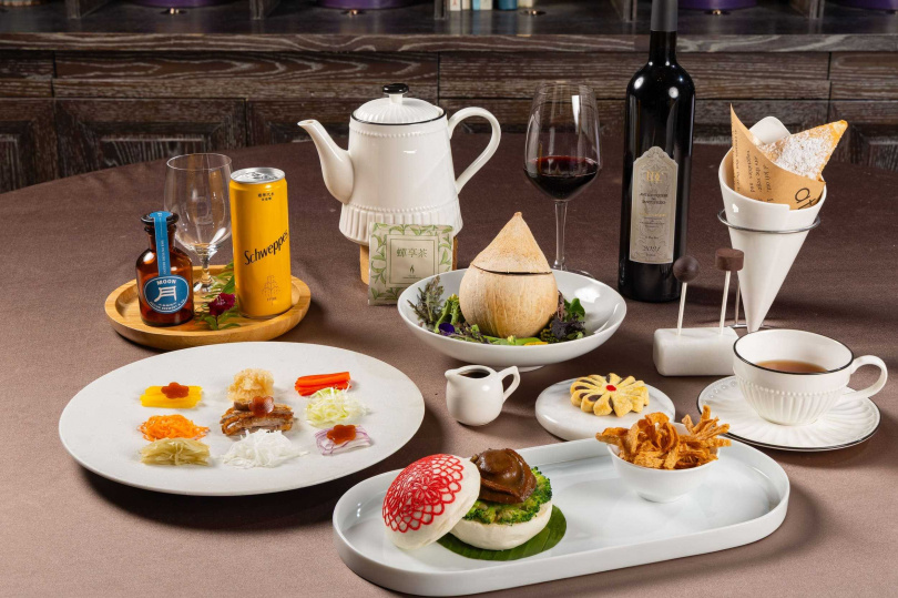 鳴日廚房東部一日遊午餐的主餐可於「龍蝦米苔目」、「四頭鮑漢堡佐紅燒肉醬汁」中2擇1，料理還搭配雲品國際精選自家義大利酒莊的經典酒款。（圖／雄獅旅遊提供）