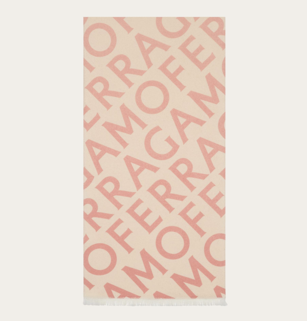 Ferragamo新推出的長版圍巾，以羊毛與羊絨混紡材質製成，兼具柔軟觸感與保暖性，完美凸顯都市時尚風範。