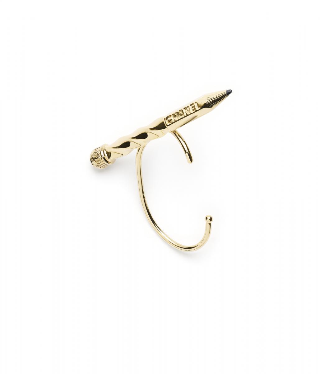 除了品牌經典的設計外，這副鉛筆造型耳掛式耳環，以可愛的造型成為秀場焦點！品牌以膩膩的製作工法玩轉帶有童趣元素的設計，讓女孩在搭配的整體造型上能更有自我風格。