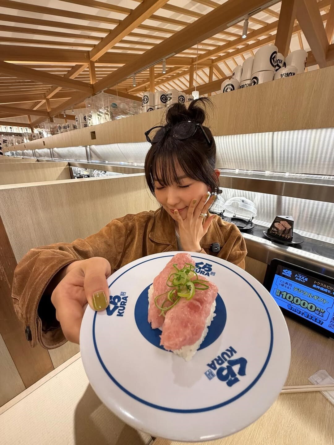 韓國MZ 世代瘋傳「음본나 食中我」美食照！超簡單技巧， Karina、澀琪同款照這樣拍