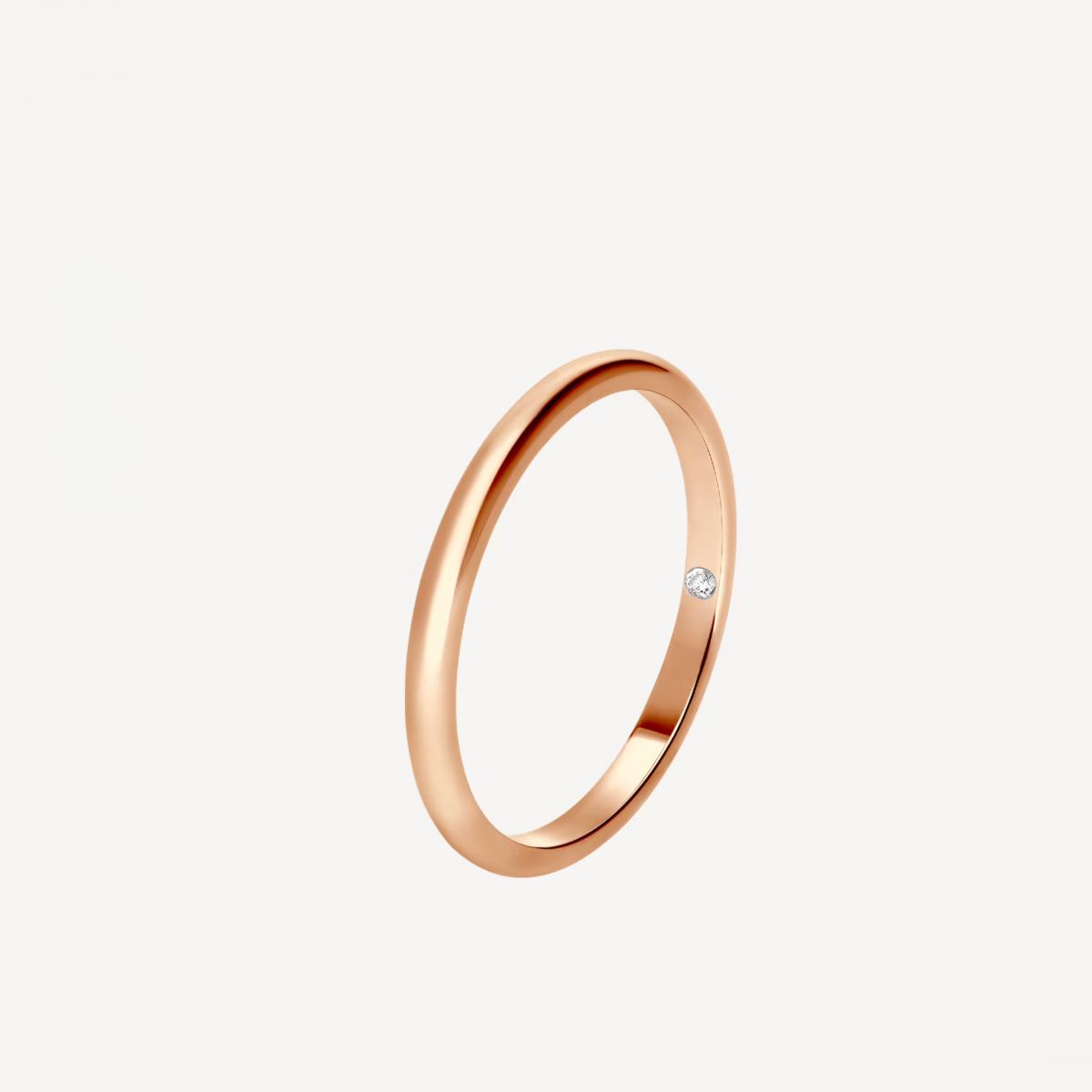 Bvlgari 以 Roma Amor 戒指再次書寫愛的寓言。18K玫瑰金戒圈內鑲一顆低調的鑽石，猶如情侶之間的秘密符號，閃爍著專屬於兩人的光芒。更有趣的是，當你倒讀「Roma」，正好成為「Amor」，意味著義大利語的「愛」。這場文字遊戲完美融合了羅馬的浪漫與品牌的藝術氣息。戒指外觀簡潔大方，卻蘊含著深厚寓意，無論是作為婚戒還是紀念戒都極具象徵性，是一款能將情感化為永恆的珠寶作品。