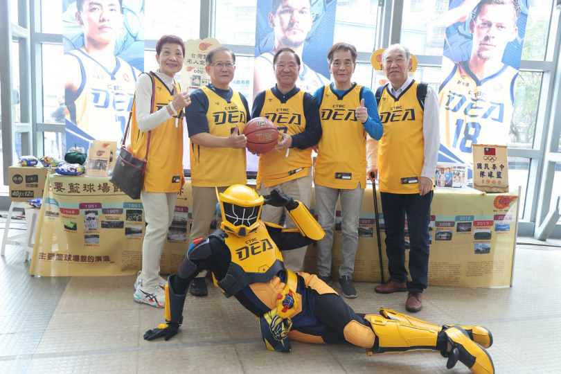 籃球名人堂理事長葛永光及中信育樂董事長陳國恩等，在球場二樓籃球名人堂的攤位前合影，由左至右為籃球名人堂入堂名人賴秀麗、中信育樂董事長陳國恩、籃球名人堂理事長葛永光、籃球名人堂洪濬哲、前理事長王信良、前為中信特攻吉祥物桑德。 （圖／中信特攻提供）