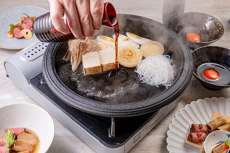 餐廳堅持由專人推著特製壽喜燒推車，在桌邊現場以鑄鐵鍋涮烤，火力、溫度、順序全依東京本店規範執行，確保每一片肉都能在最佳時刻入口。