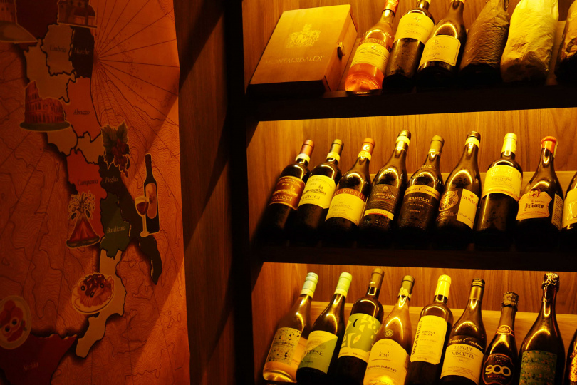餐廳設有走入式酒窖，囊括義大利從南到北多達12個產區酒款，包含氣泡酒、紅酒、白酒等。（圖／魏妤靜攝）