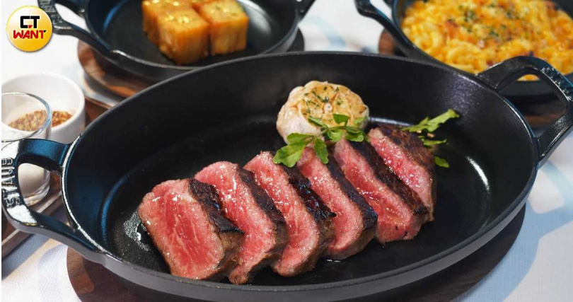 富有咬勁的「Newport乾式熟成紐約客」（3,500元／10oz）不妨搭配「千層馬鈴薯」（後左，290元）、「焗烤通心麵」（250元）等配菜。（圖／魏妤靜攝）