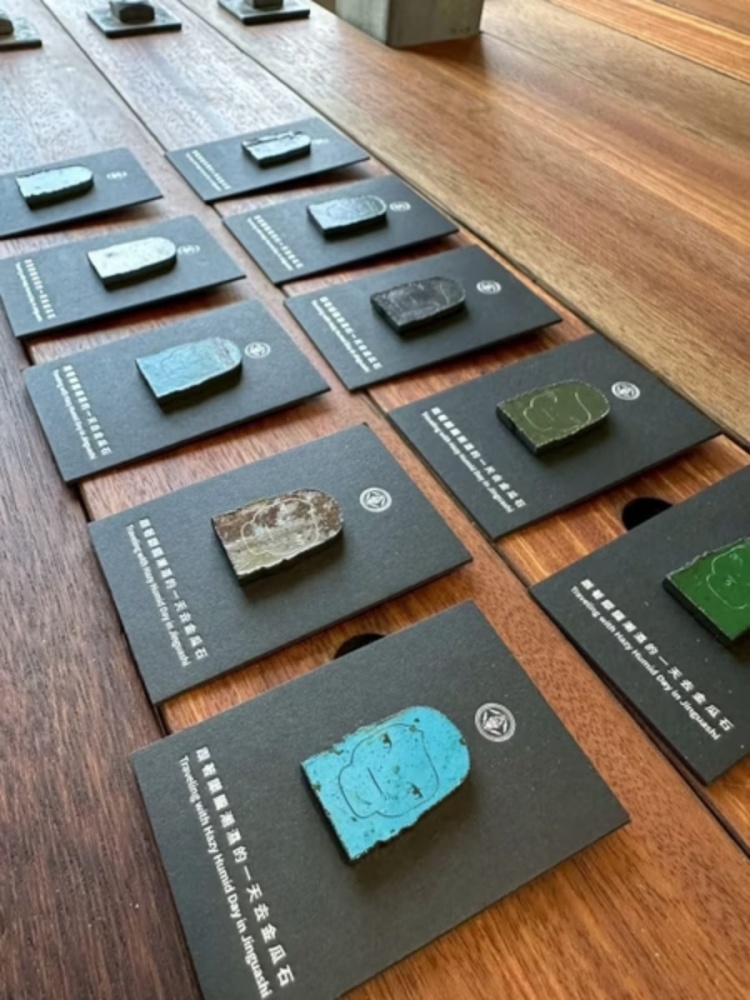 多款《朦朧潮濕的一天》小女孩人臉圖像的「奈良美智 × 台電公共藝術」限量聯名徽章可一眼辨識