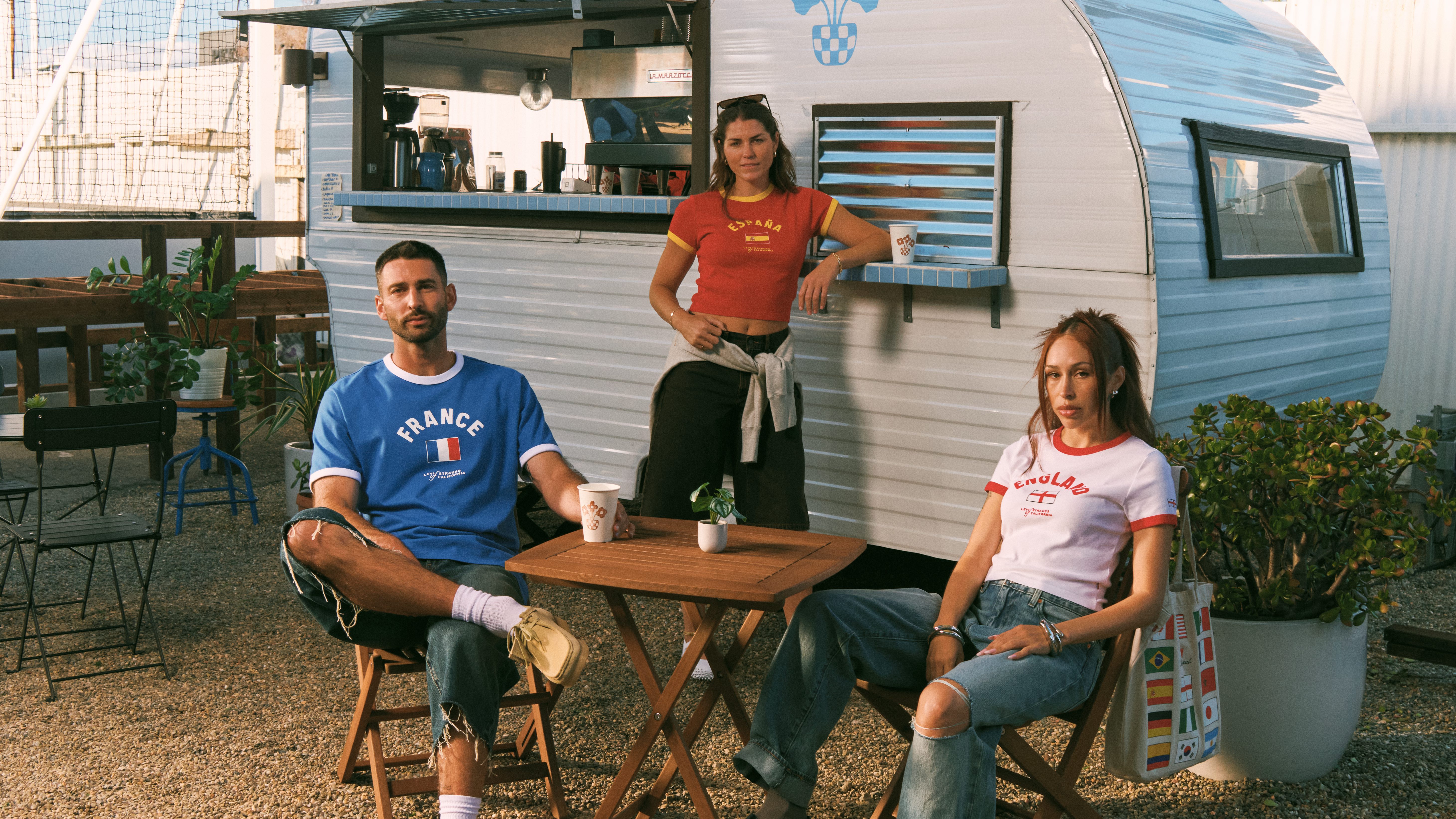 Levi's Country Ringer復古滾邊Tee系列推出美國、巴西、法國、英國、西班牙、阿根廷、日本等國家設計，男女版皆推出多款款式，單件1,900元。圖片：品牌提供