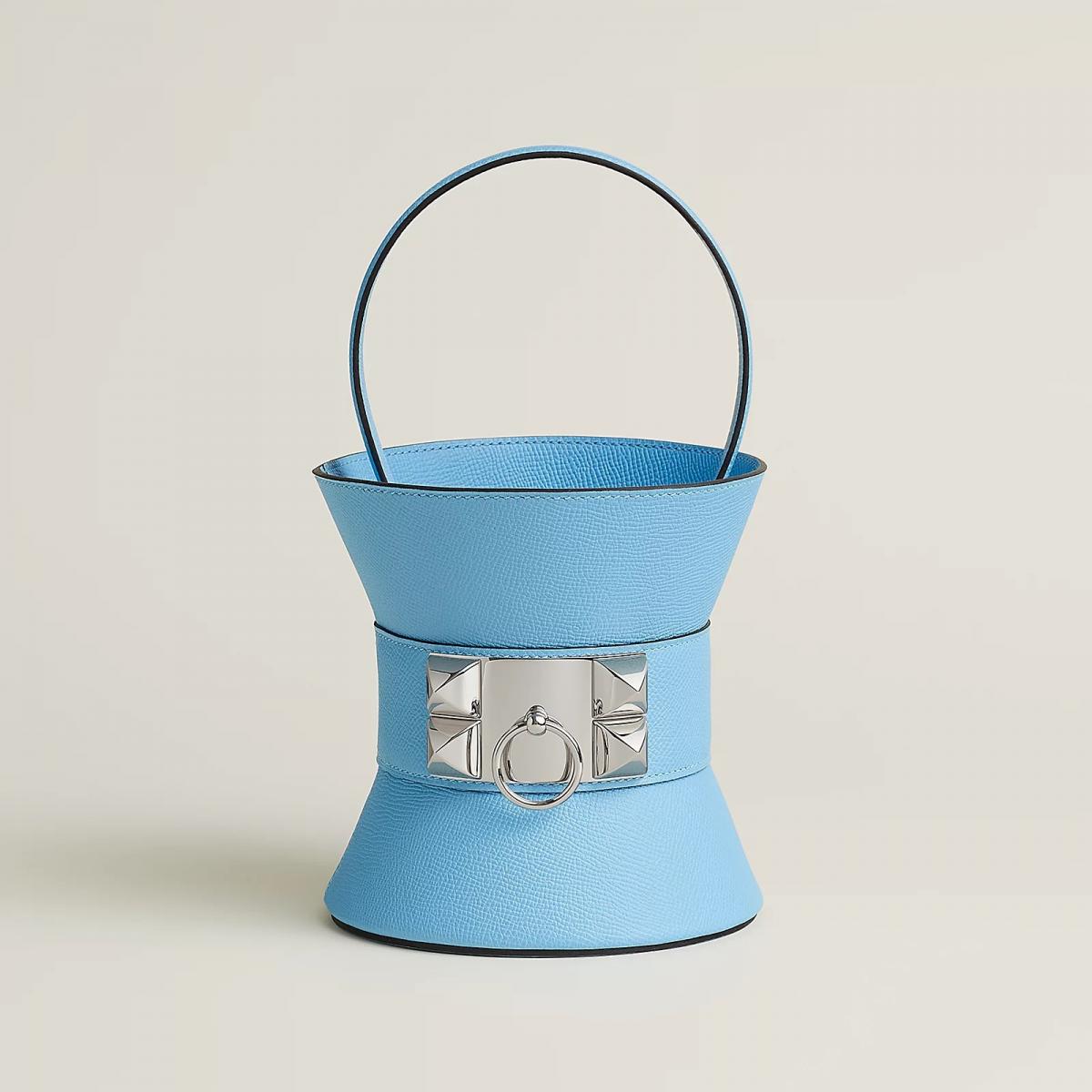 首次亮相於 2023 年秋冬系列的 Médor，是 Hermès 將經典元素重新詮釋為當代表情的代表作。