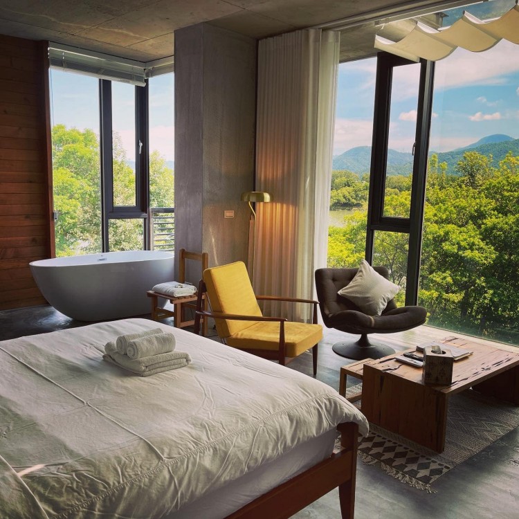 室內設計延續建築的極簡語彙，採用水泥粉光牆面、原木家具與柔和照明，創造寧靜且溫潤的室內氛圍。