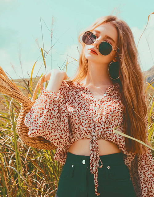 荷葉排釦綁帶短版碎花上衣