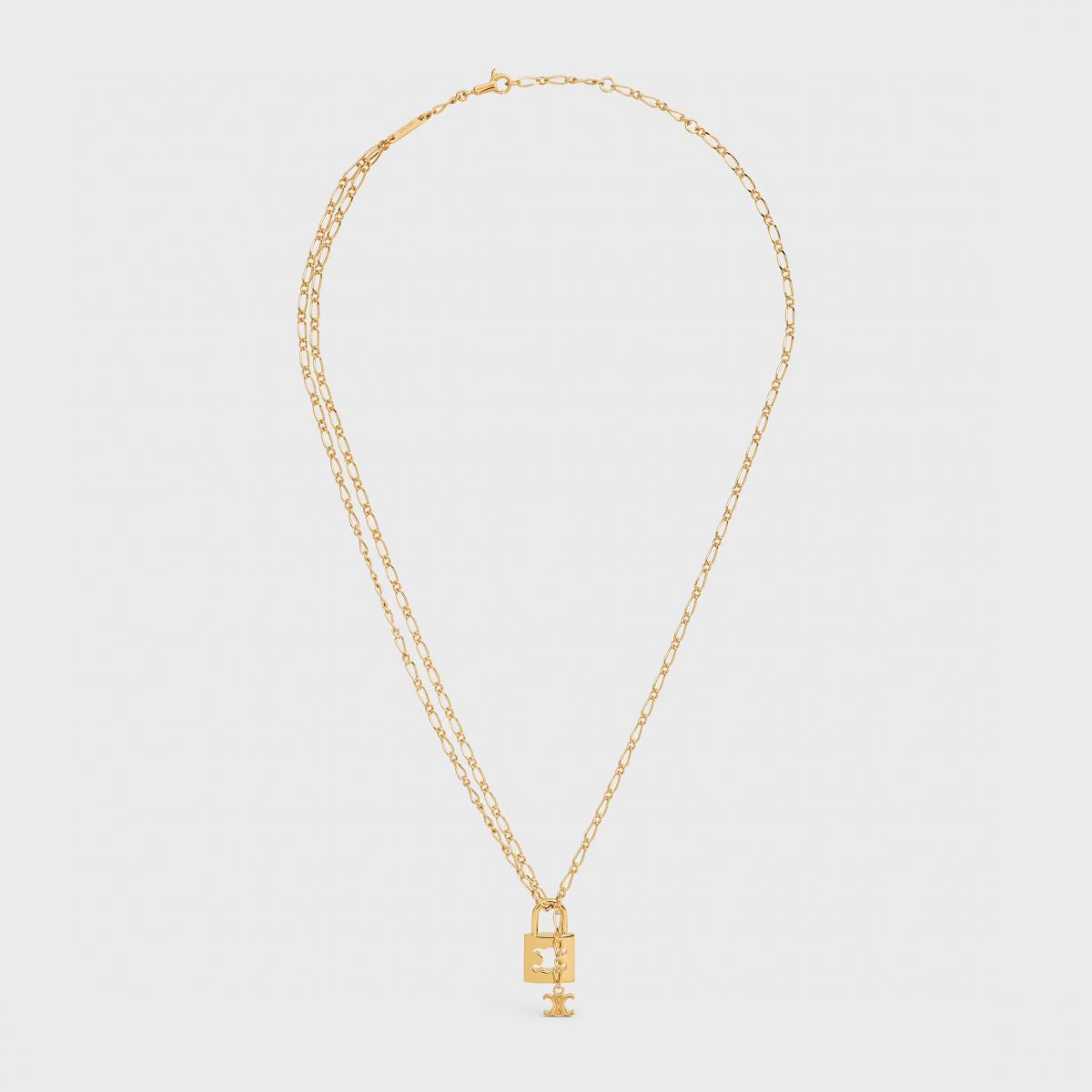 簡約中見力量，是 Celine 一貫的風格。這款 Triomphe Lock 項鍊以黃銅打造，細膩的鏤空鎖頭設計靈感來自巴黎凱旋門，吊墜下方再飾以經典 Triomphe 標誌，極具辨識度。細緻的鍊條與微厚的墜飾形成剛柔對比，低調卻能為任何穿搭畫龍點睛。單戴顯得俐落知性，與其他項鍊疊搭時則散發出不經意的性感。它是一條能陪你從早到晚的日常首飾，也是一種「自信不需多說」的宣言。