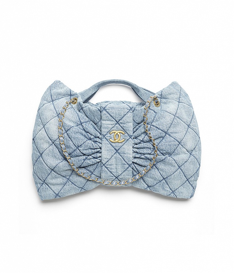 延續蝴蝶結的元素，這款包以牛仔材質形塑，將其特殊的輪廓化成可愛的包袋，細節上同樣有經典的皮穿鏈背帶以及菱格紋細節裝飾，設計團隊在包有品牌符碼之餘，同時還為包袋創造新穎的樣貌。