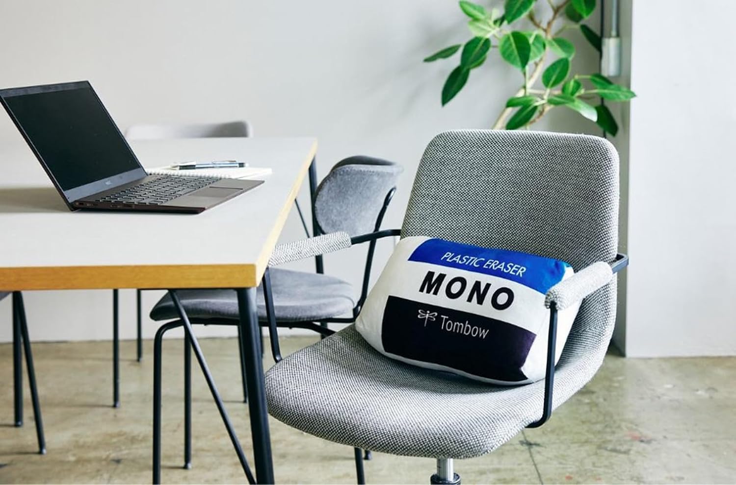MONO橡皮擦抱枕可放辦公室使用