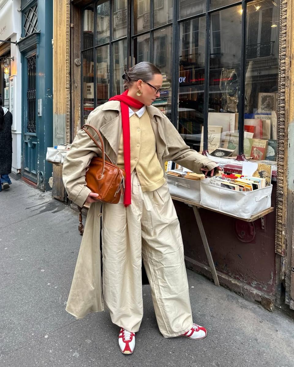 如果你對紅色上衣仍感到猶豫，不妨從配件或外層開始。紅色圍巾、鞋子、包袋，比大面積的紅色上衣更不容易顯張揚。這樣的紅，像是在造型底部穩住氣場，讓整體看起來更平衡。尤其搭配中性色的服飾，更能使紅色成為畫龍點睛的加分項，而不是過於浮誇的裝扮。