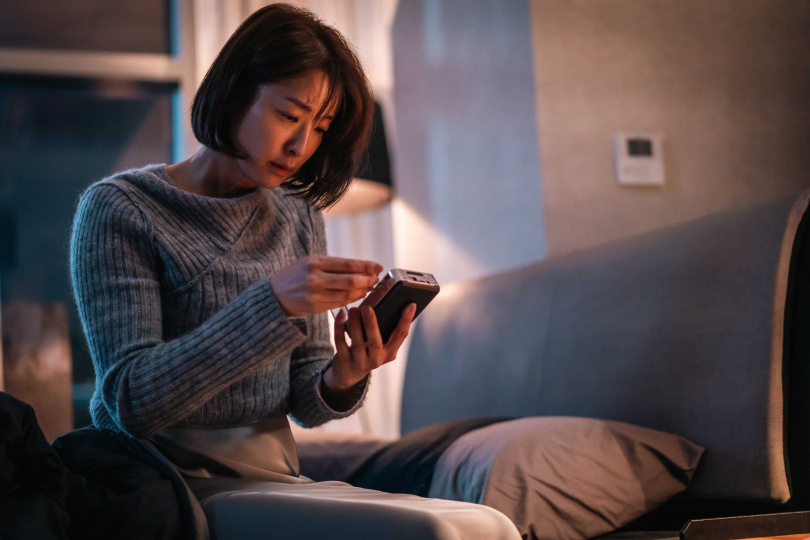 飾演劇場繼承人的賴雅妍在片中飽受惡夢驚擾。（圖／風暴國際提供）