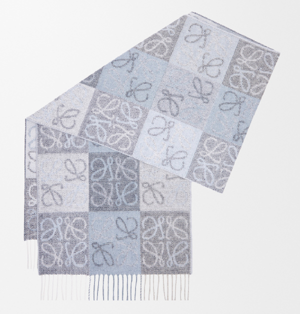 Loewe以雙面「Anagram Logo」緹花棋盤格圖案呈現標誌性設計，選用雙面羊毛與羊絨混紡面料製成，觸感柔軟且保暖性佳，搭配流蘇狀邊緣細節，低調中展現品牌獨有的工藝質感與現代風格。