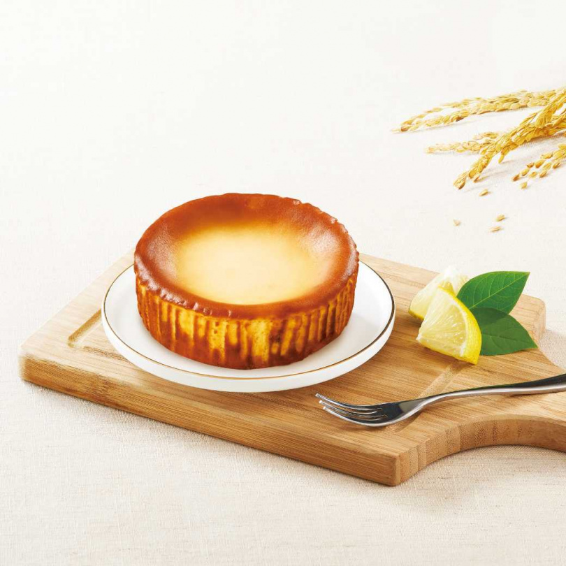 無麩質的「巴斯克乳酪蛋糕」，選用高雄147號米製成的米穀粉取代小麥麵粉，加入在地生產的黃檸檬汁及微酸的澳洲乳酪，相當推薦給對小麥或麩質過敏的人。