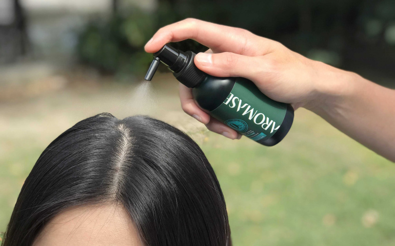 每天吹乾頭髮與頭皮後，可噴灑艾瑪絲「草本強健養髮精華液」頭皮專用養護液，維持頭皮健康狀態。（圖／品牌提供）
