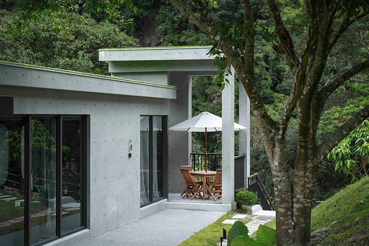 作為雲品國際全新旅宿品牌「雲品 Collection」的首發之作，烏來「蘇卡利‧漫活 Villa Resort」選址紅河谷靜謐山水之間，全館僅規劃5間獨立套房，刻意保留距離感，也替「慢活奢旅」留下真正的空白。