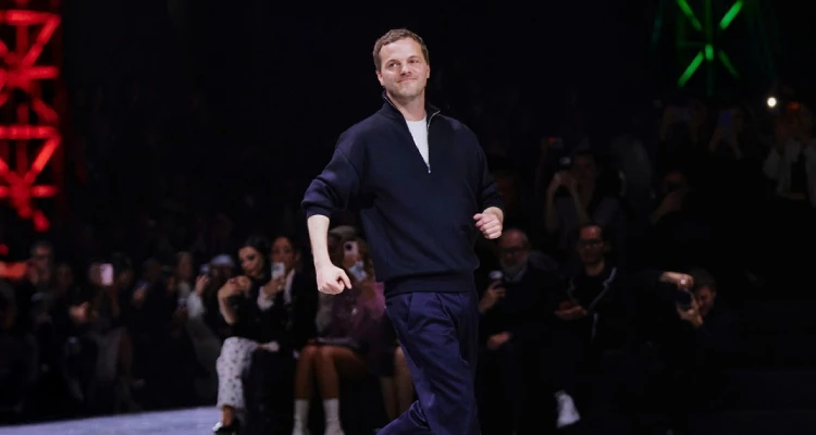 走出秀場，腦海中揮之不去的，是Matthieu Blazy為本季注入的那份工業感與優雅韻律。他不僅精準捕捉了Chanel的品牌精髓，透過大膽的色彩碰撞與充滿層次感的配件巧思，成功賦予經典輪廓全新的生命力。這些設計，不只是伸展台上的華麗展品，更是Matthieu Blazy筆下那種隨性卻精緻的生活哲學。