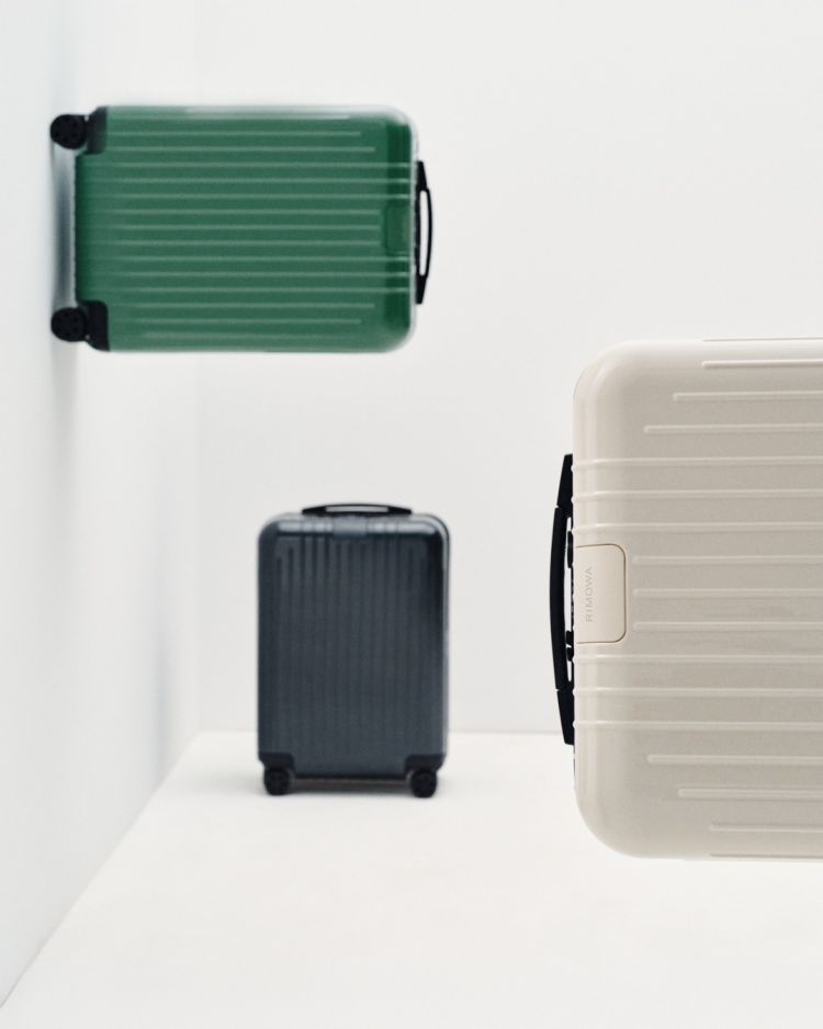 長期不使用時，建議將行李箱放進原廠防塵袋，並存放於通風良好、乾燥且避免陽光直射的空間，遠離暖氣或潮濕環境。