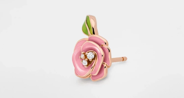 如果說有哪件珠寶能承載一座花園的記憶，那肯定是Dior的「Diorette」。這朵永不凋謝的粉紅色玫瑰，在手工漆面的層層包裹下，呈現出如真花般綻放的生命力及可愛。花芯中間點綴的鑽石，好比清晨第一抹露水，非常適合送給母親，將法式花園的浪漫，溫柔地定格在她的耳畔之間。（商品價格約：NTD 147,000）