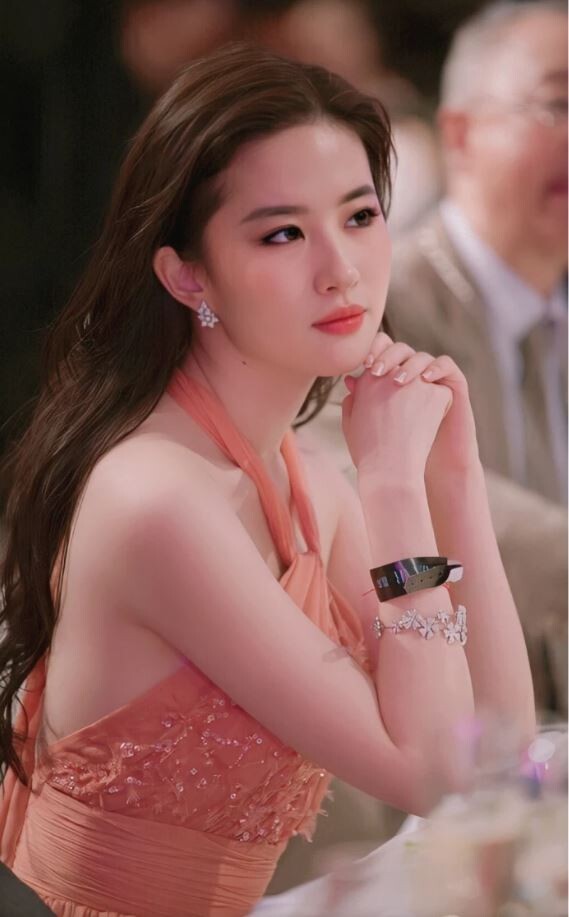 網評「最想用她臉活一天」高顏值陸劇女星TOP10！迪麗熱巴第四，楊穎第三，冠軍是真美