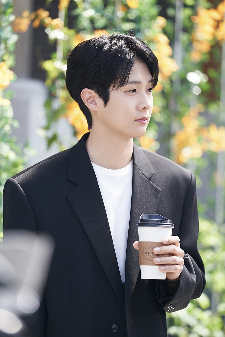 崔宇植出道不就便以《屍速列車》、《寄生上流》等熱播電影打開知名度，又在《那年，我們的夏天》、《我們的浪漫電影》以暖男形象收穫大量人氣，這次在《宇宙 Marry Me？》飾演擁有 80 年歷史的韓國老字號糕點店明恂堂第四代繼承人兼行銷組組長金宇宙，外表看似完美、行事尊嚴冷靜，卻在偽婚生活中逐步露出真實情感。