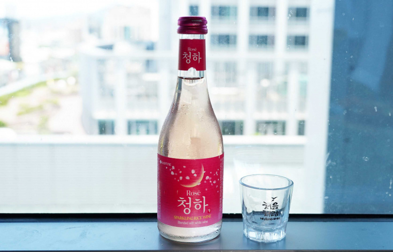 頗受韓國女孩喜愛的「樂天粉紅星空清河氣泡酒」。（優惠價258元，圖／魏妤靜攝）