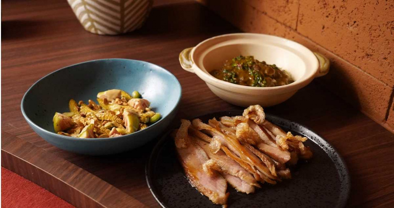 主菜「西班牙豬肩胛肉、香茅醬、濃郁燉扁豆」採取同桌共食、希望促進互動。（圖／魏妤靜攝）