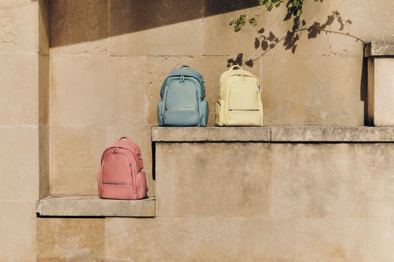 TUMI 2026春夏新品 VOYAGEUR系列 Celina後背包－左起粉陶色、百里香綠、柔霧黃。（圖／品牌提供）