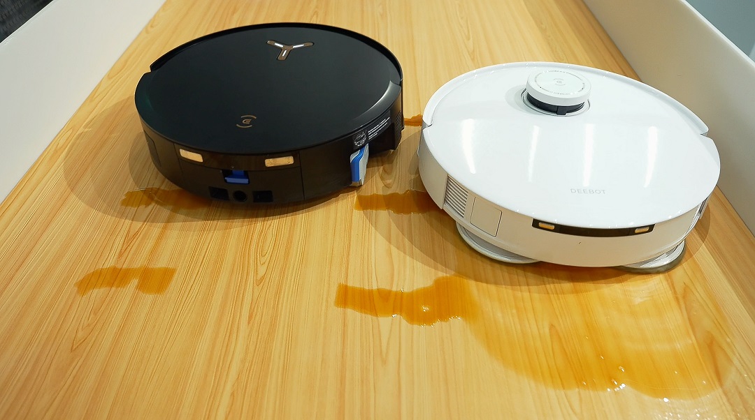 科沃斯 X8 PRO OMNI（左）恆壓滾筒活水洗地與傳統雙圓盤拖布清潔對比。