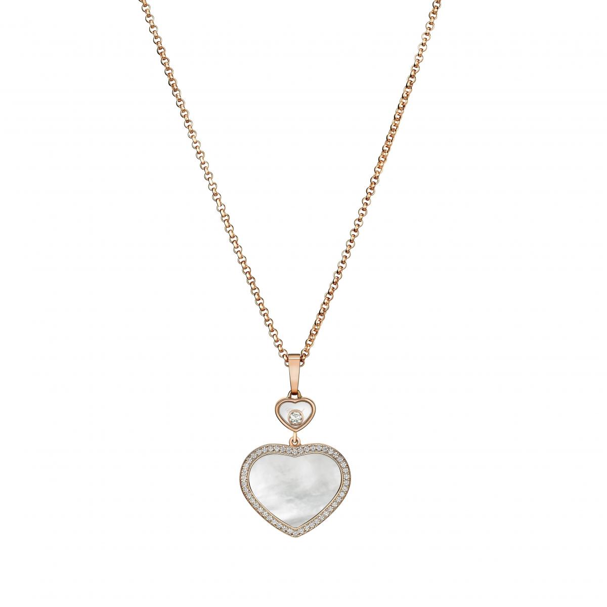 Chopard 的 Happy Hearts 系列，把「心」的語彙玩到極致。18K玫瑰金項鍊由上下兩顆心組成，上方小巧的心形內藏一顆能自由滑動的靈動鑽石，下方大氣的愛親則是由白色珍珠母貝所製。