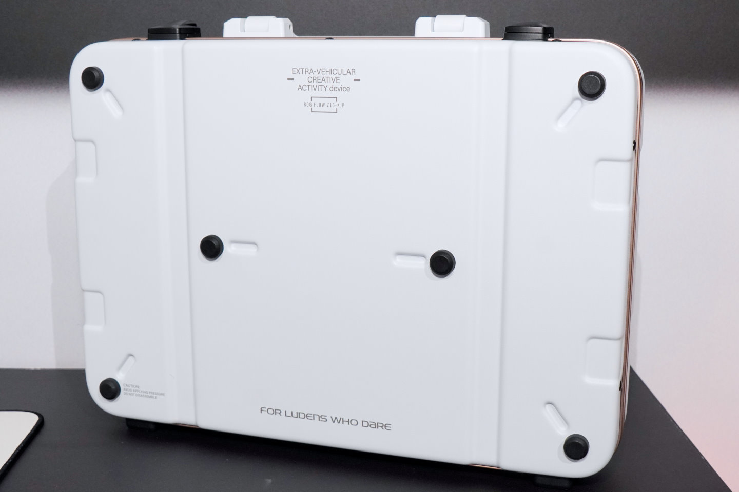 專屬的攜帶箱為「007手提箱」的型式，同樣帶著Ludens的視覺風格。