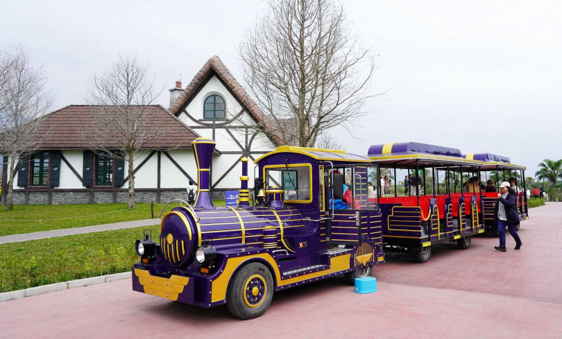 搭乘遊園接駁車從理想大地的豐之谷生態公園到a2水岸園區，票價來回99元，理想大地房客憑房卡與車票可另享水岸遊湖優惠。