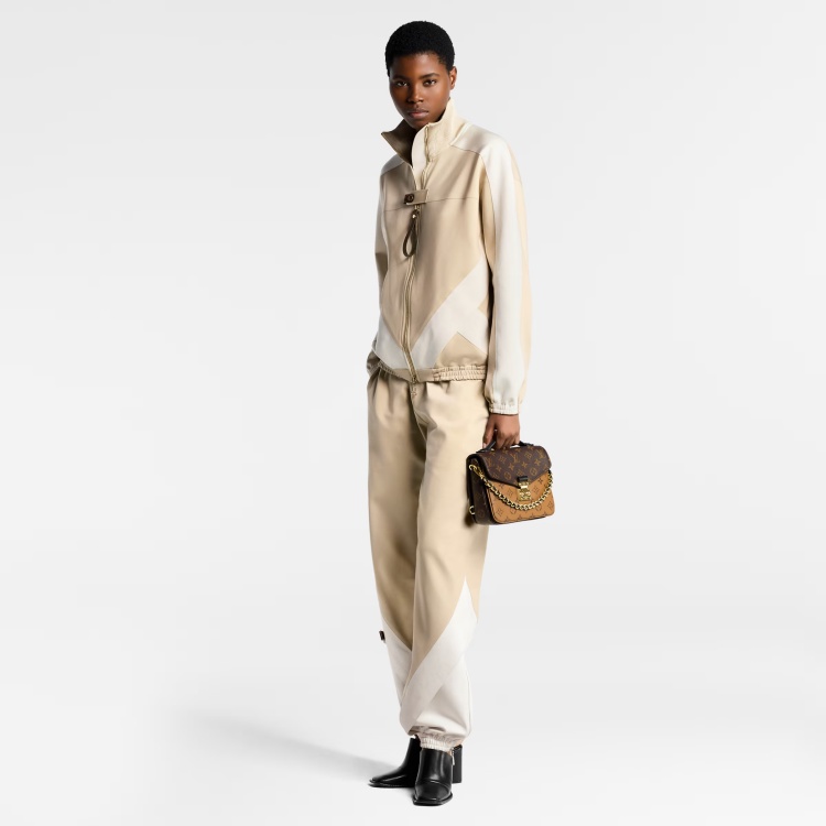 經典人氣手袋Pochette Métis化身背包！以雙色老花的拼接，亮面S-lock鎖扣搭配可拆式編織金鏈帶