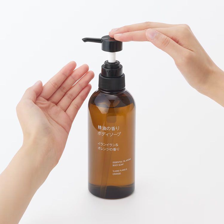 使用者一致好評其泡沫綿密、清爽不乾澀，洗後殘留的香氣自然持久不刺鼻。