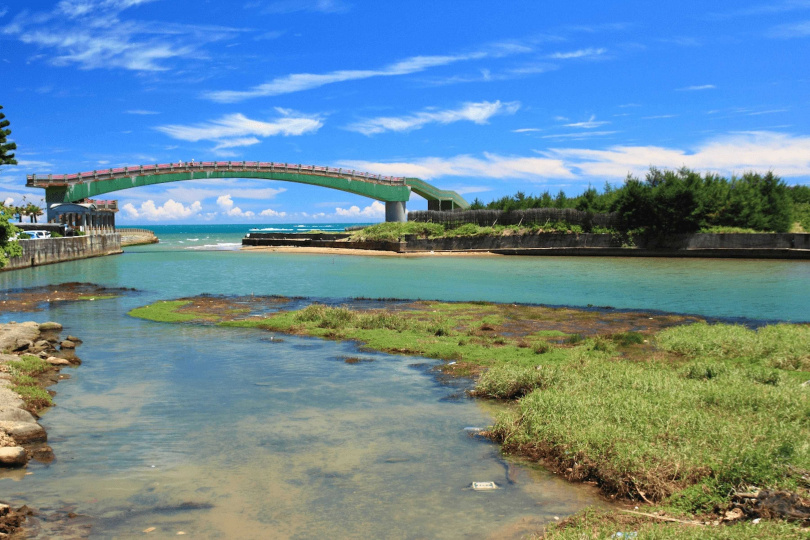 金山除了可體驗不同泉質，還能順遊水尾漁港，欣賞金山八景之一「水尾泛月」。