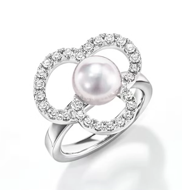 18K白金與璀璨鑽石勾勒出如花瓣綻放的流暢線條，守護著中心圓潤飽滿的阿古屋珍珠。非常適合作為送給母親的禮物，不僅能襯托出長輩經過歲月洗鍊後的優雅韻味，指間閃耀的虹光與鑽影，更完美詮釋了母親如珍珠般溫柔而堅定的迷人風采。（商品價格約：NTD 162,000）