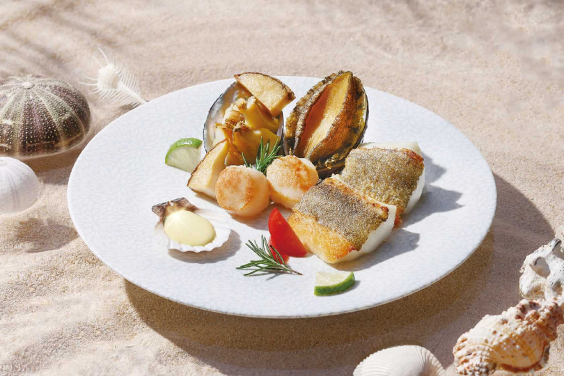 夏慕尼推出平日限定活動，雙人以上同行出示身分證各有1或一、壹字樣，贈「鮑魚干貝海鮮盤」。（圖／王品集團提供）